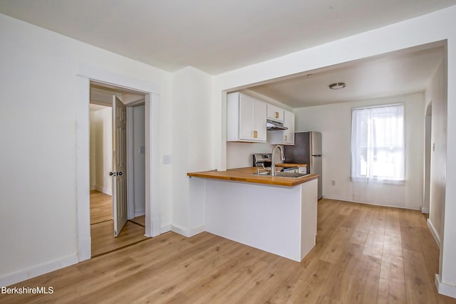 kitchen featuring kitchen peninsula, sink, stainless steel electric range oven, light hardwood / wood-style floors, and white cabinetry