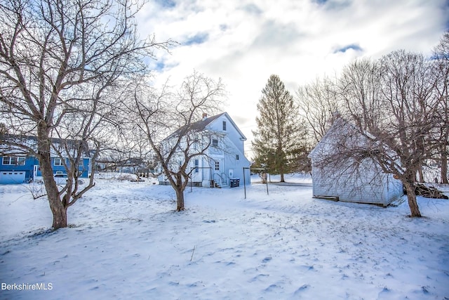 view of yard layered in snow