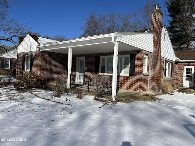 view of front of property featuring a porch