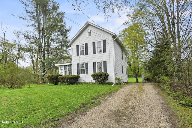 view of front facade with driveway and a front lawn