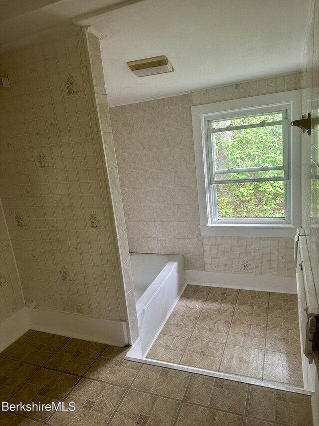 21 Goodrich St, Pittsfield, MA 01201 - bathroom with a tub