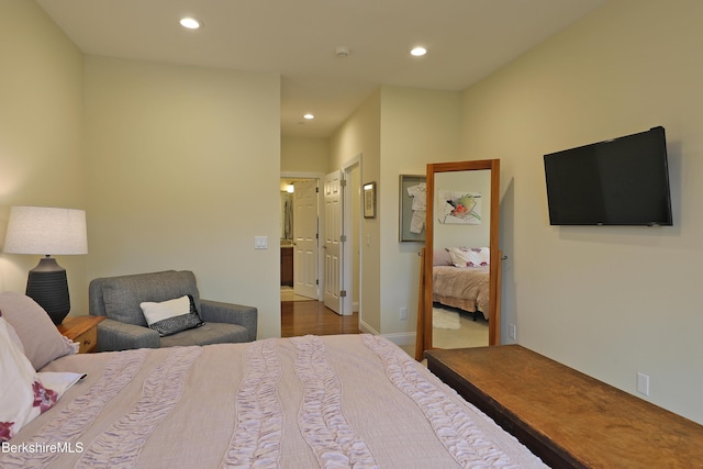 bedroom featuring baseboards, recessed lighting, and a closet