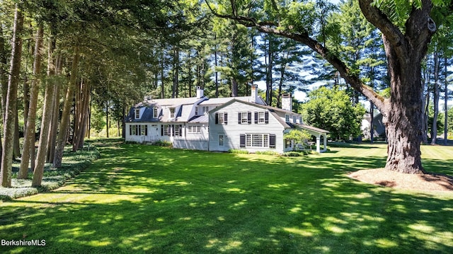 view of front facade with a front yard