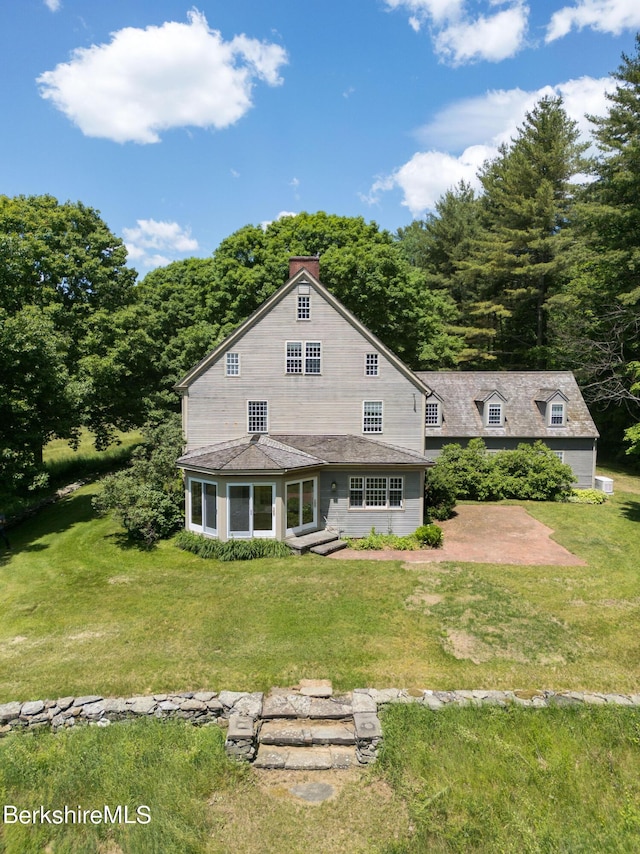 view of front of property featuring a front yard and a patio area