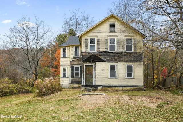 view of front property featuring a front lawn