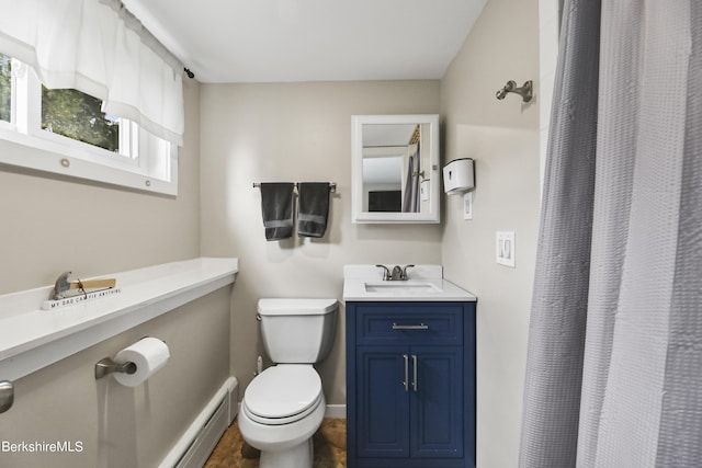 full bathroom featuring baseboards, toilet, baseboard heating, a shower with curtain, and vanity