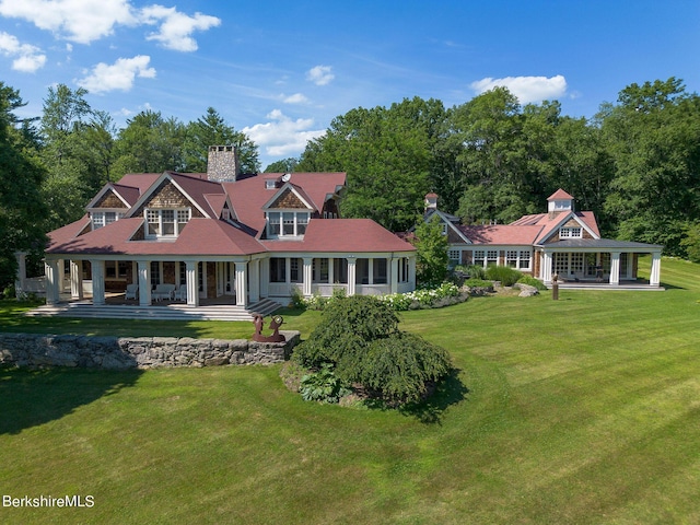 view of front of home featuring a front lawn