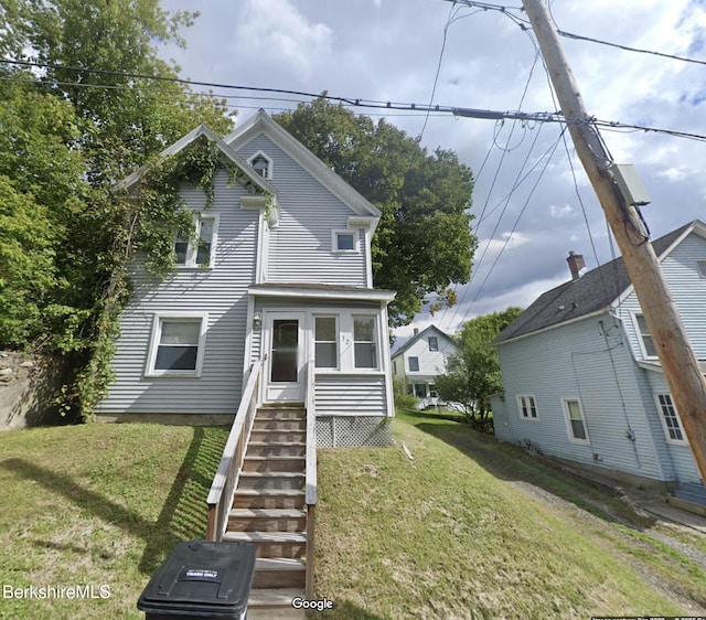 traditional-style house featuring a front yard