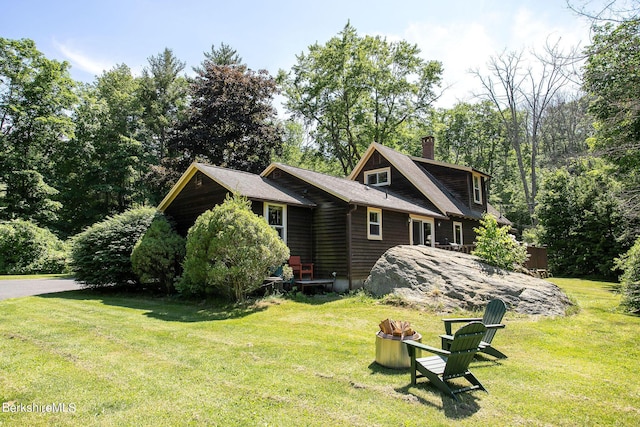 view of front of house featuring a front lawn