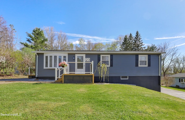 manufactured / mobile home with a front yard