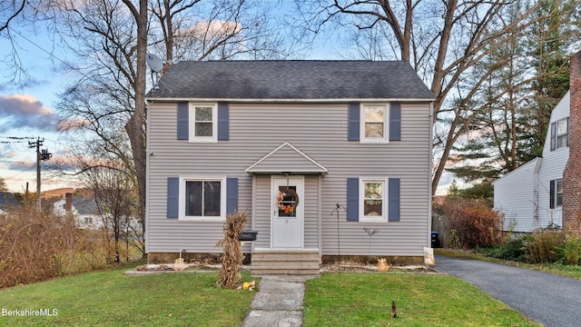 colonial house featuring a yard