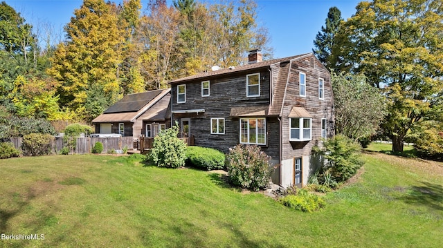 view of front of home featuring a front lawn