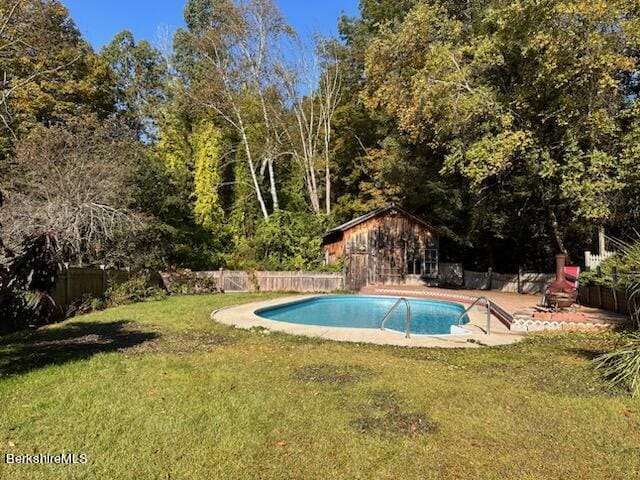 view of pool featuring a lawn