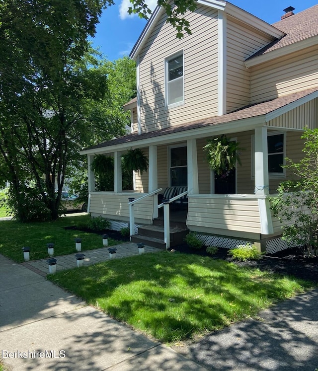 view of front of home featuring a porch and a front yard