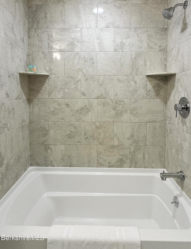 bathroom with tiled shower / bath combo