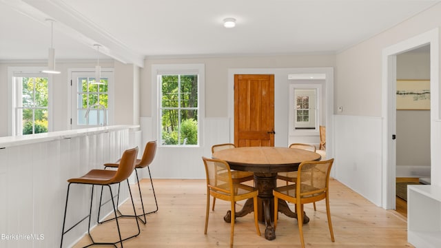 dining room featuring light hardwood / wood-style floors and ornamental molding