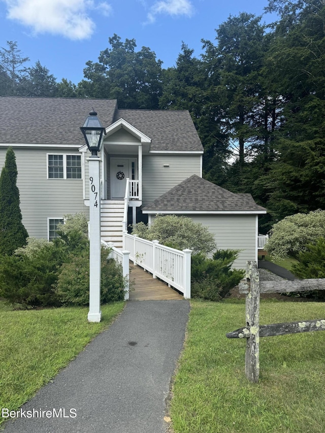 view of front of house featuring a front lawn