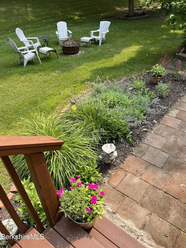 view of yard featuring a fire pit