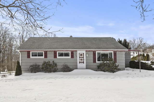 view of front of property featuring a shingled roof