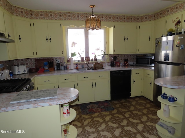 kitchen with a sink, tasteful backsplash, appliances with stainless steel finishes, and light countertops