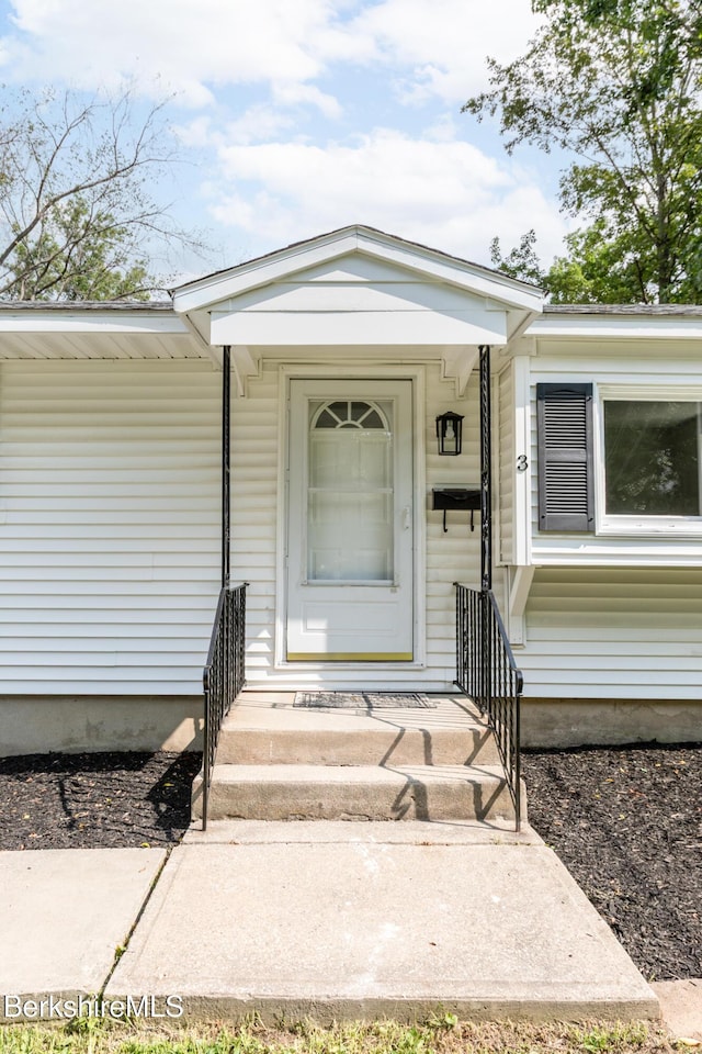 3 Burke Ave, Pittsfield, MA 01201 - doorway to property