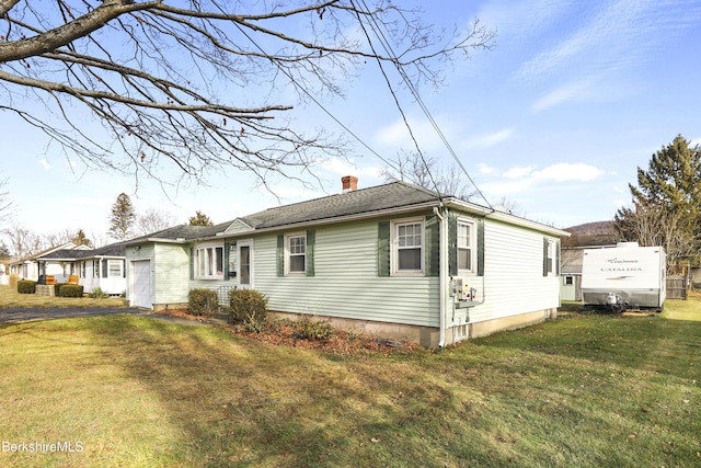 view of front of home featuring a front lawn