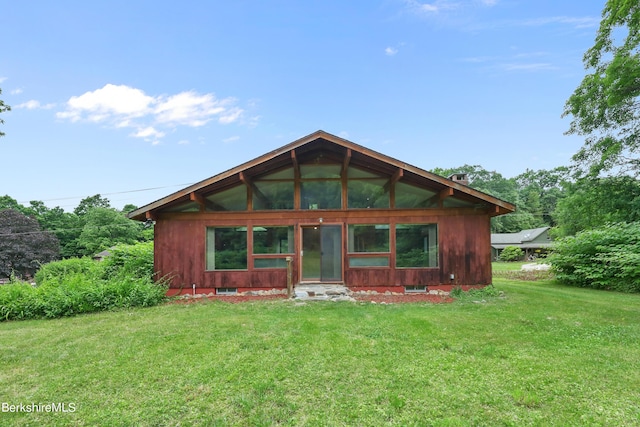 view of front of property featuring a front yard