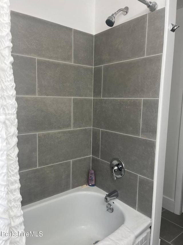 full bath with shower / bath combo