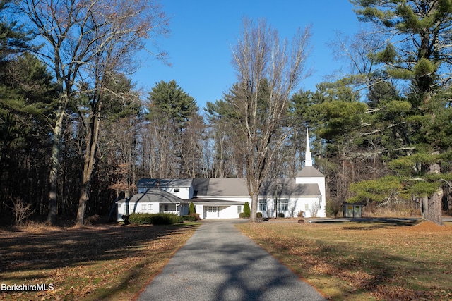 view of front of property featuring a front yard