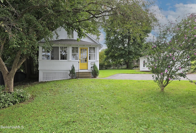 view of front of house featuring a front lawn