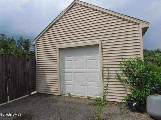 94 Gale Ave, Pittsfield, MA 01201 - view of garage