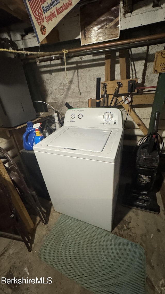 laundry room with washer / clothes dryer