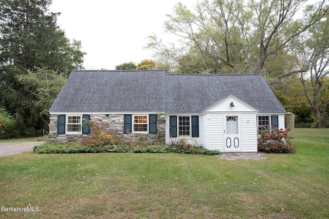 view of front of house featuring a front yard