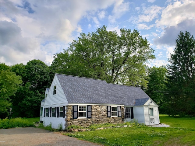 new england style home with a front lawn