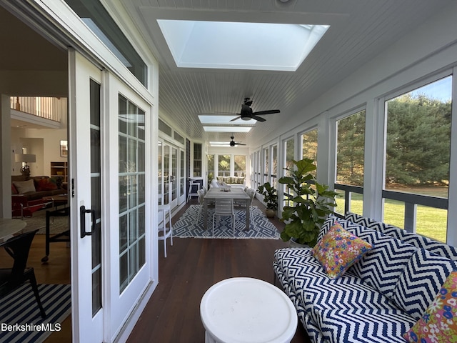 sunroom with ceiling fan