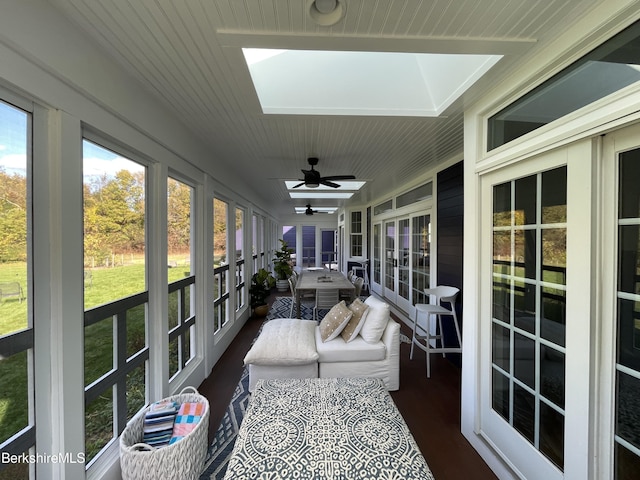 sunroom / solarium featuring a skylight and ceiling fan