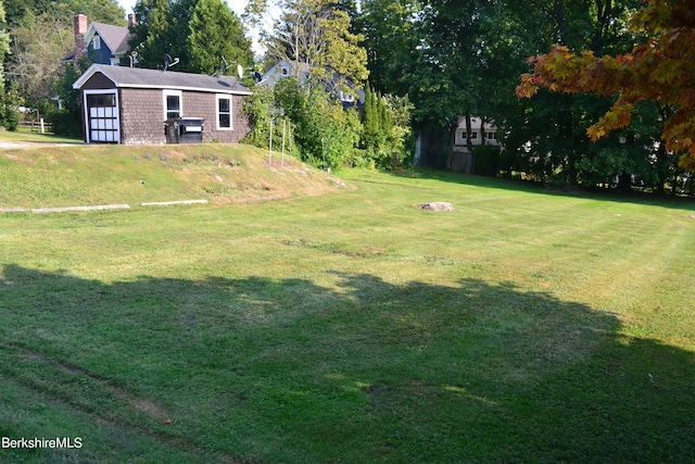 view of yard featuring an outbuilding