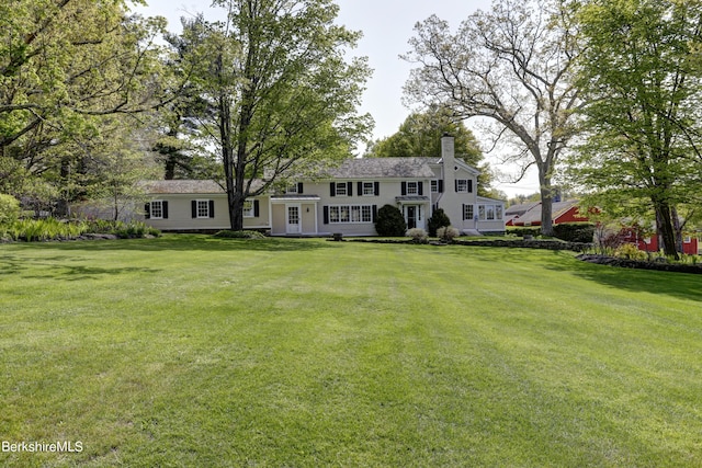 view of front of property with a front yard