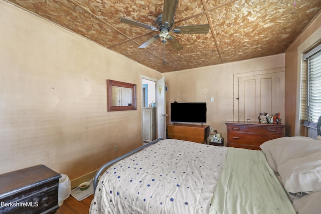 bedroom featuring ceiling fan