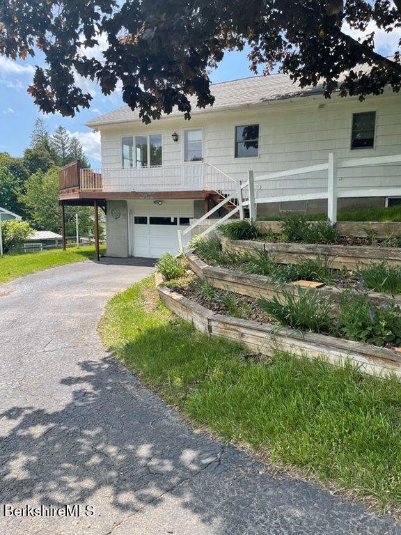 11 Oriole St, Pittsfield, MA 01201 - photo 2