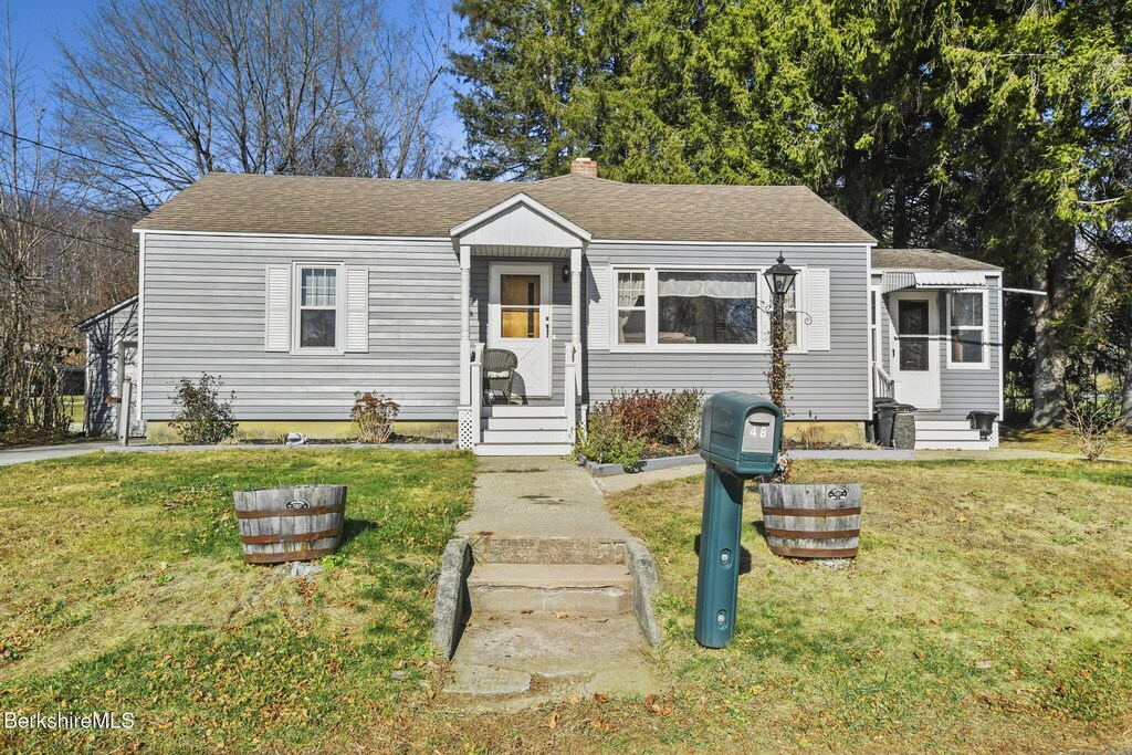 view of front of house featuring a front lawn