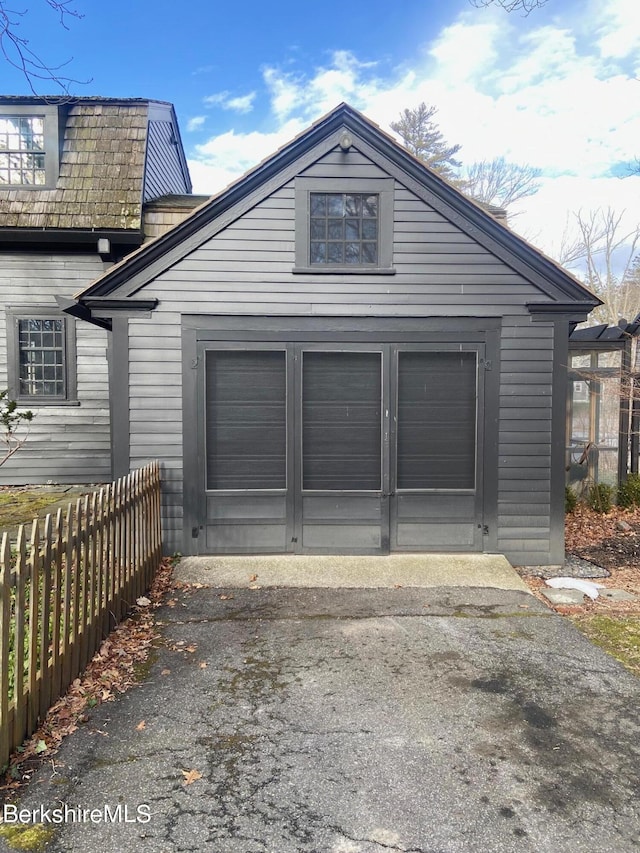 196 S St, Williamstown, MA 01267 - garage with driveway