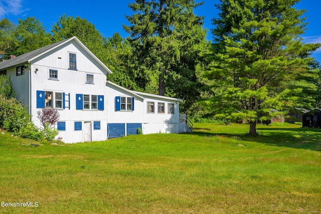 back of house featuring a yard