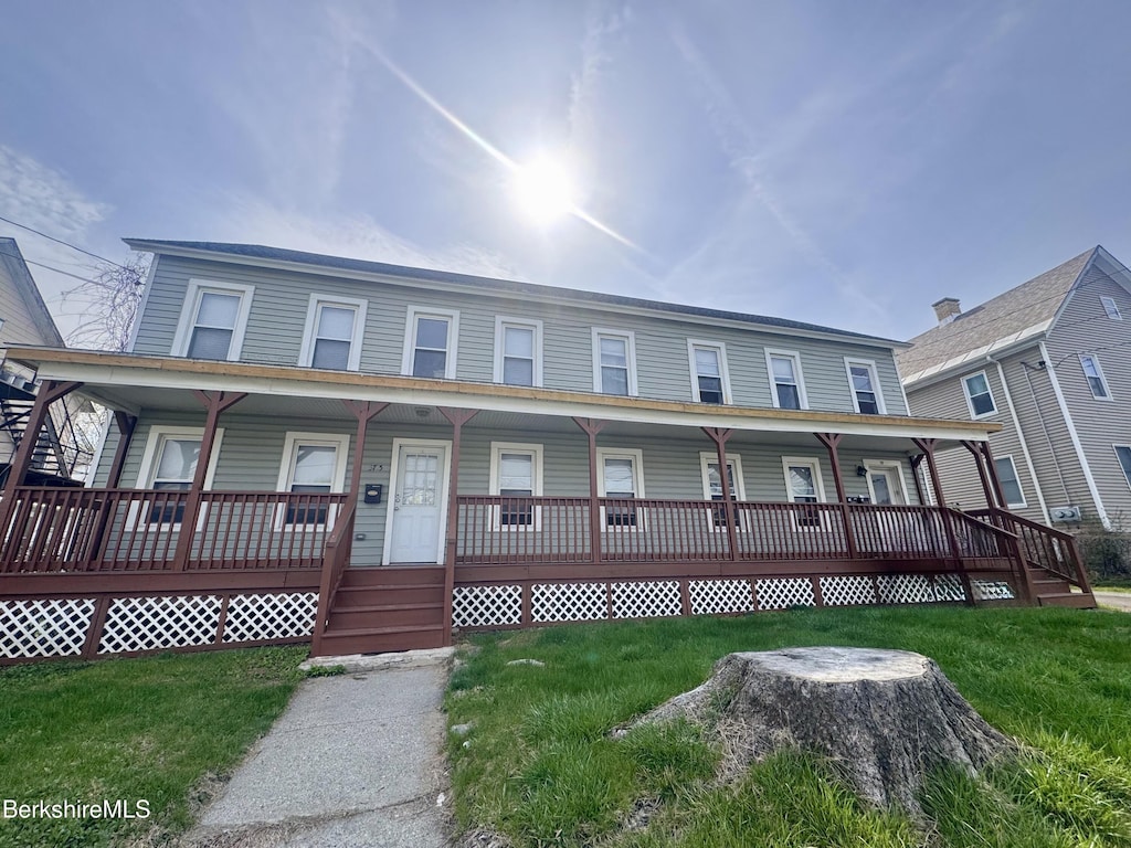 view of front of property with covered porch and a front lawn