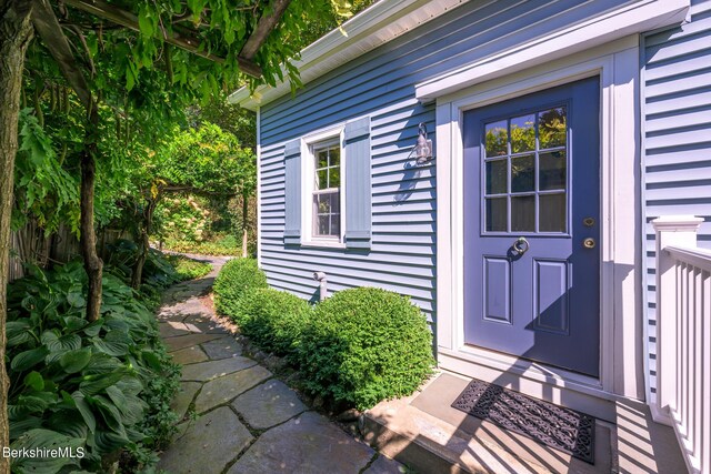 85 E Main St, Stockbridge, MA 01262 - view of doorway to property