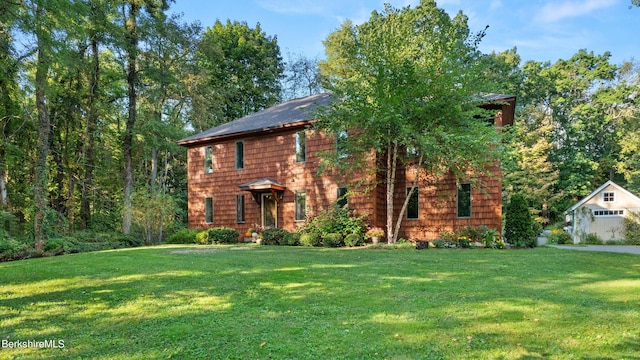 view of front of property featuring a front lawn