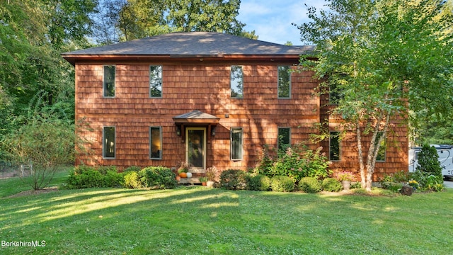 colonial home featuring a front lawn