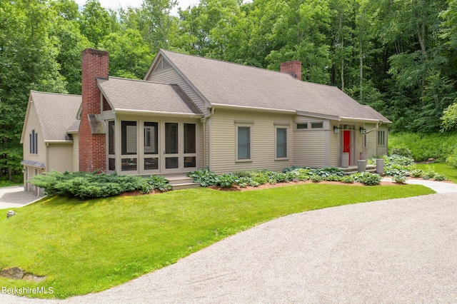 view of front of home featuring a front lawn