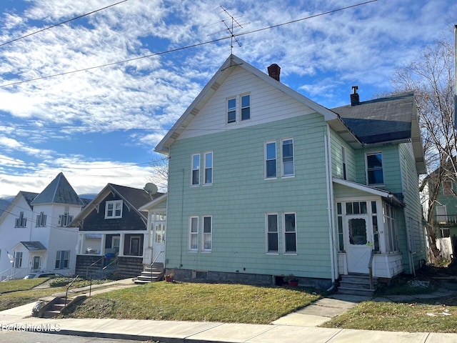 view of front of home featuring a front yard