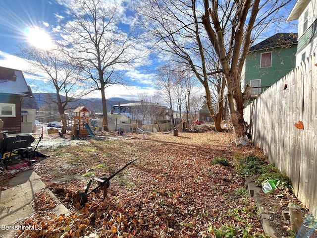 view of yard featuring a mountain view